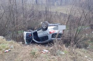 78139888 8eab 4df1 b9ff e8a595296877 - Mașină răsturnată într-o râpă din Stoenești! O femeie a ajuns la spital
