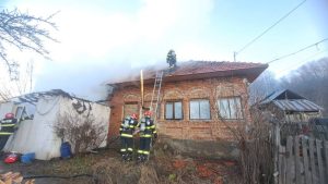 ARGEȘ. Incendiu izbucnit într-o gospodărie din comuna Valea Danului 1 incendiu casa gospodorie