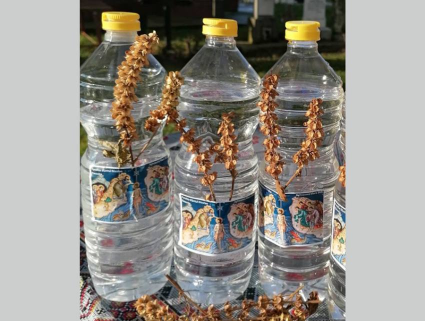 sticle Agheasma Mare generic Sursă foto: Facebook Primaria Orasului MiIoveni.