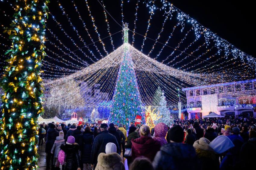 lumina festiva mioveni Sursă foto: FB Primăria Orașului Mioveni.