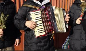 (VIDEO) Sfântul Ion sărbătorit prin colinde pe străzile din Argeș 10 cats 1 - (VIDEO) Sfântul Ion sărbătorit prin colinde pe străzile din Argeș