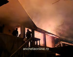 88868b18 d001 46d4 b523 c3455d0ab45f 2 - Incendiu violent în Vulturești! Acoperișul unei case a luat foc