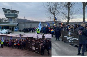 protest penitenciar 1 deschidere - (Video) Protest la Penitenciarul Mioveni. Polițiștii de penitenciare își cer drepturile în stradă!