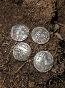 472372534 1148179683484546 6790984745679620931 n - Tezaur de monede dacice vechi de 2300 de ani, descoperit de un preot argeșean