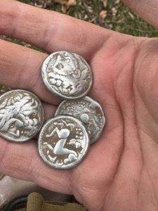 Tezaur de monede dacice vechi de 2300 de ani, descoperit de un preot argeșean 2 473169714 1148179443484570 6512188287128077546 n - Tezaur de monede dacice vechi de 2300 de ani, descoperit de un preot argeșean