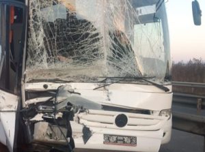 ce0bec3d e44a 4d17 9541 348a2ce83c33 - Accident între un camion și un autocar pe A1!