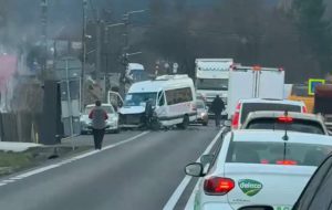 Accident cu victime pe DN 7! Impact între un microbuz cu pasageri și o mașină 11 10907140 05D0 43EB 821F 2ADD06F2F34A - Accident cu victime pe DN 7! Impact între un microbuz cu pasageri și o mașină