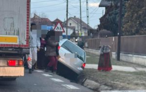 Accident cu două victime la Valea Ursului! Mașină în șanț 1 d48f3c1d 41c7 47d7 947b 136ce8bf2330 - Accident cu două victime la Valea Ursului! Mașină în șanț