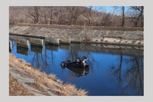 autoturism cazut in apa Budeasa