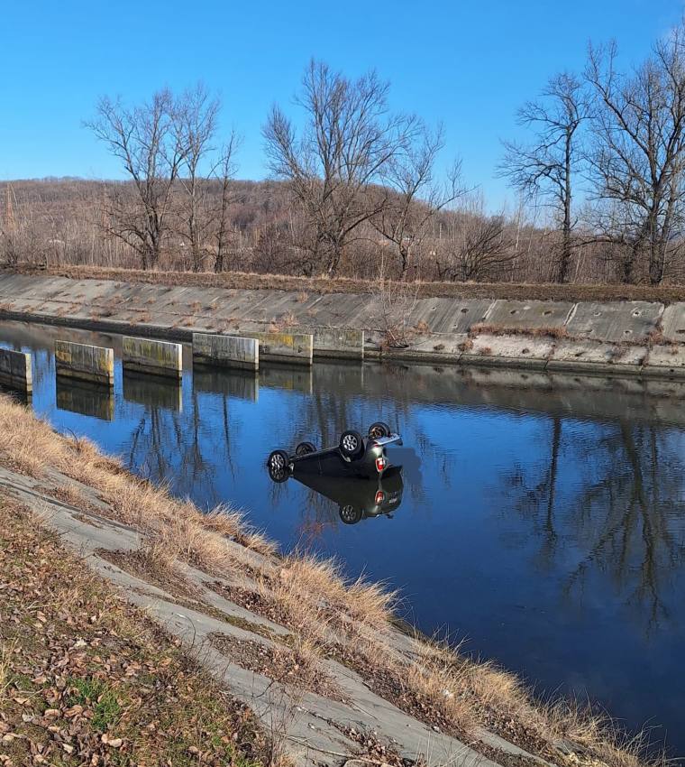 ARGEȘ. Autoturism răsturnat pe plafon într-un canal de deversare în barajul Budeasa 1 autoturism cazut in apa Budeasa