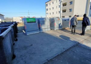 Mioveniul își modernizează sistemul de colectare a deșeurilor. A început amplasarea pubelelor pentru colectare selectivă 1 Sursă foto: FB Primăria Orașului Mioveni.