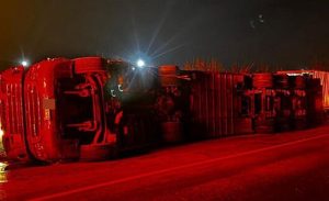 a75ee54bfa1ee444fd5a9bc0306500325 - Un TIR cu numere de Argeș, încărcat cu animale, s-a răsturnat pe Drumul Morții