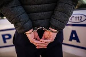 Bărbat din Mioveni, reținut după ce și-a amenințat propria soră și a distrus ușa locuinței acesteia 22 descarcare - Bărbat din Mioveni, reținut după ce și-a amenințat propria soră și a distrus ușa locuinței acesteia