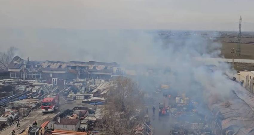 Incendiul puternic izbucnit la o clădire de birouri din Slatina a fost lichidat. În ajutor au fost și pompierii argeșeni 1 INC - Incendiul puternic izbucnit la o clădire de birouri din Slatina a fost lichidat. În ajutor au fost și pompierii argeșeni