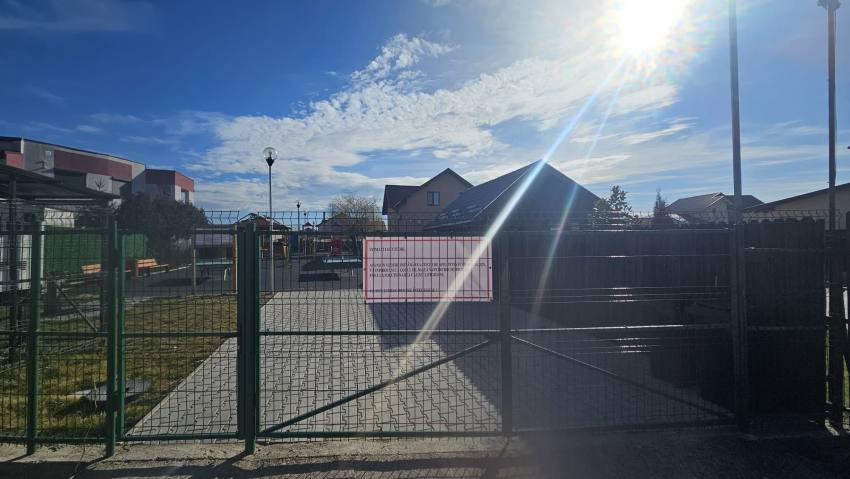 Loc de joaca inchis Bradu