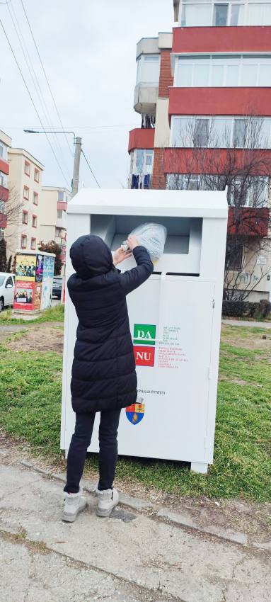 5 tone de haine aruncate de piteșteni, în mai puțin de o lună 1 Haine recilate
