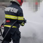 Trafic oprit pe DN 65! Un autoturism a luat foc după ce a lovit un copac 11 pompier