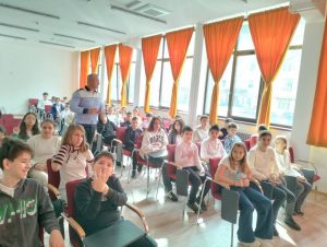 Poliția Locală Pitești, în mijlocul elevilor! Campanie pentru prevenirea violenței în școli 2 9158a6d6 8923 481b a926 736683278440 - Poliția Locală Pitești, în mijlocul elevilor! Campanie pentru prevenirea violenței în școli