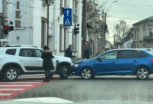 Accident în Pitești! Impact între 2 mașini 8 9e2bbe6d 968f 4e5b ad3b 0fbffb5559c3 - Accident în Pitești! Impact între 2 mașini