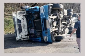 Tir răsturnat pe DN 7! Trafic afectat! 30 Tir rasturnat pe DN 7