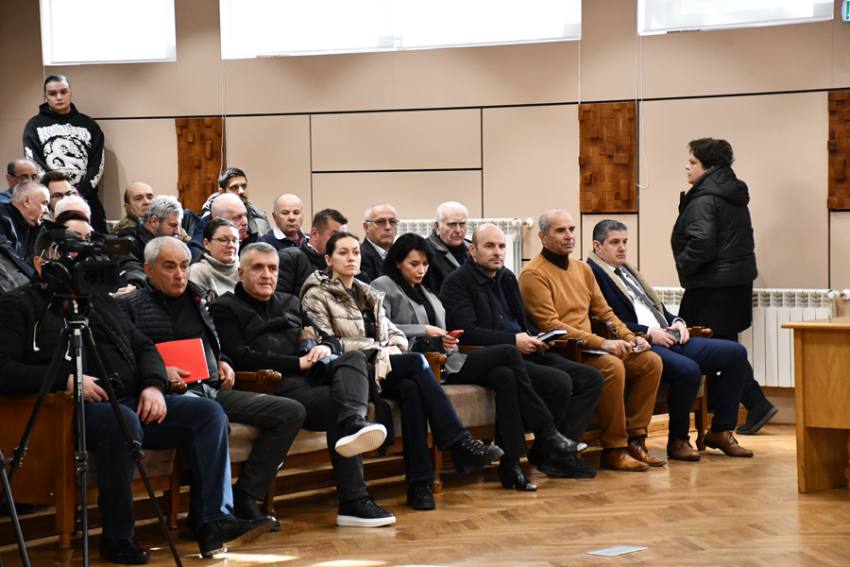 Întâlnire de lucru la CJ Argeș. În curțile argeșenilor sunt 100.000 de câini, iar pe străzi 85.000 1 cj ages intalnire caini 2 - Întâlnire de lucru la CJ Argeș. În curțile argeșenilor sunt 100.000 de câini, iar pe străzi 85.000