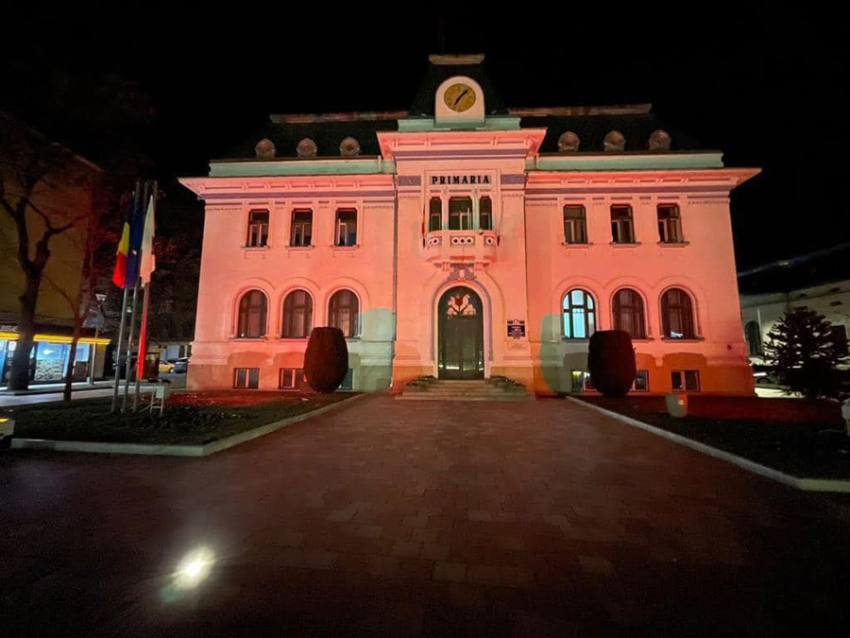 primaria pitesti iluminata in rosu Sursă foto: FB Primăria MUnicipiului Pitești.