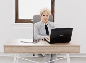 Avocata Ingrid Alexandrescu – atac virulent la preşedintele CCR: ”Acest trădător se pensionează cu o primă de 50.000 € după ce a anulat neconstituţional alegerile!” 9 Sursă foto: editia tiparita