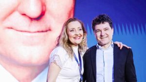 Elena Lasconi și-a (cam) dat foc la valiză, după ce s-a dezlănțuit la adresa celui care a băgat-o în turul II 12 Sursă foto: ediția tipărită