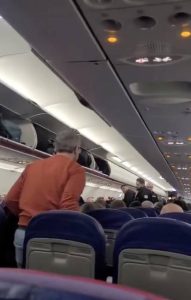 interventie in forta la zborul wizz air basel bucuresti doi romani au fost evacuati unul fuma in toaleta celalalt era beat 951852 - Români evacuați din avion! Unul fuma, altul era beat