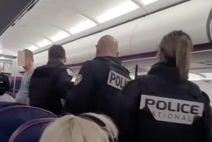 interventie in forta la zborul wizz air basel bucuresti doi romani au fost evacuati unul fuma in toaleta celalalt era beat 951853 - Români evacuați din avion! Unul fuma, altul era beat