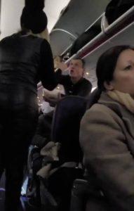 Români evacuați din avion! Unul fuma, altul era beat 3 interventie in forta la zborul wizz air basel bucuresti doi romani au fost evacuati unul fuma in toaleta celalalt era beat 951855 - Români evacuați din avion! Unul fuma, altul era beat