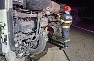 cats1 - Accident pe A1! Camion cu lemne răsturnat