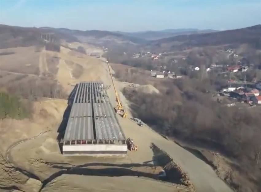 Pe secțiunea 4, Tigveni – Curtea de Argeș. Antreprenorul este mobilizat în șantier cu 600 persoane și 175 utilaje 1 Sursă foto: Facebook CNAIR.