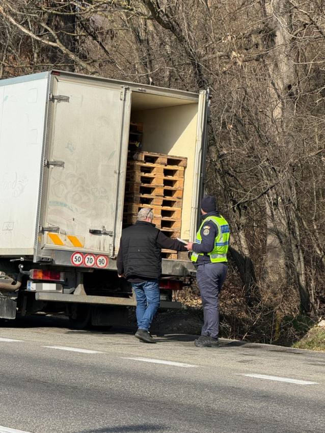 Doi șoferi care transportau marfă pe DN 65B, prinși conducând fără utilizarea tahografului 2 soferi controale