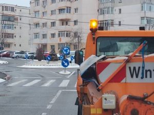 Echipele Servicii Edilitare Mioveni au intervenit pentru prevenirea poleiului. Contacte utile pentru cetățeni 1 Sursă foto: FB Servicii Edilitare pentru Comunitate Mioveni .