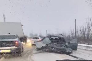 Impact violent între un TIR și o mașină! Două persoane au murit pe loc 1 6ddb3832 7d7e 4e5d 9d32 45692ea1f42e - Impact violent între un TIR și o mașină! Două persoane au murit pe loc