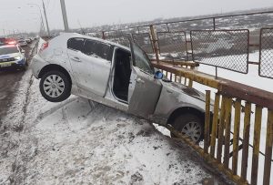 WhatsApp Image 2025 02 17 at 07.54.10 original - Șoferiță din Argeș, la un pas de tragedie! A pierdut controlul și a rupt gardul viaductului
