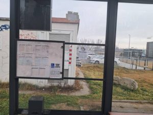 Pitești: Au lipit afișe în stații și pe pubele și au fost amendați de polițiștii locali 2 c1473731 8763 494f a309 9c25900a94b6 - Pitești: Au lipit afișe în stații și pe pubele și au fost amendați de polițiștii locali