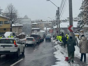 Ninsoarea continuă – se intervine permanent pentru deszăpezire, în Pitești! 1 Sursă foto: FB Primăria MUnicipiului Pitești.