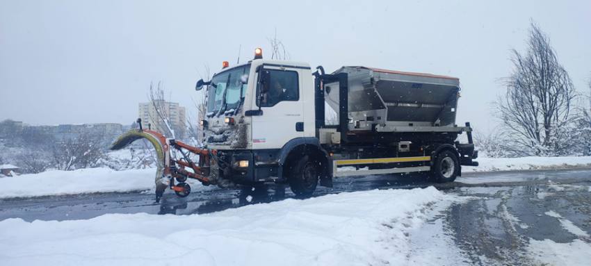 Ninsoarea continuă – se intervine permanent pentru deszăpezire, în Pitești! 5 deszapezire pitesti 9 - Ninsoarea continuă – se intervine permanent pentru deszăpezire, în Pitești!
