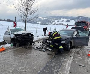 Două mașini s-au ciocnit la ieșirea din Câmpulung! Victimă transportată la spital 1 accident masini Argeș