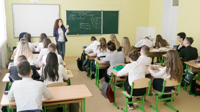 Dezbatere la Pitești pe tema modificărilor care i-ar putea afecta pe elevii și pe profesorii din licee! 1 elevi de liceu - Dezbatere la Pitești pe tema modificărilor care i-ar putea afecta pe elevii și pe profesorii din licee!