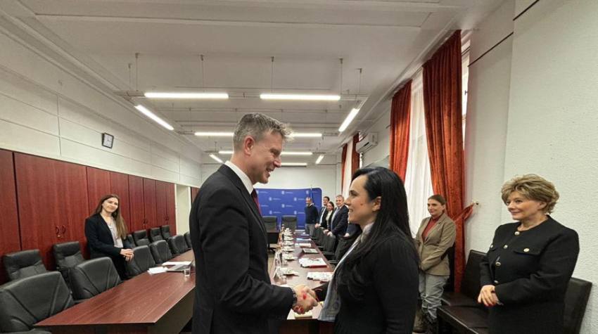 Îmbunătățirea condițiilor pentru românii din UK: Acorduri bilaterale în lucru 1 Sursă foto: FB MMFTSS.