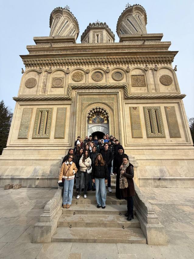 În cadrul programului Erasmus. Vizita elevilor de la ”Ion C. Brătianu” și din Italia la Mănăstirea Curtea de Argeș 1 Sursă foto: FB Arhiepiscopia Argeșului și Muscelului.