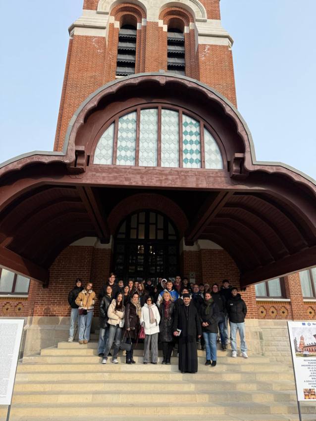 În cadrul programului Erasmus. Vizita elevilor de la ”Ion C. Brătianu” și din Italia la Mănăstirea Curtea de Argeș 2 Sursă foto: FB Arhiepiscopia Argeșului și Muscelului.
