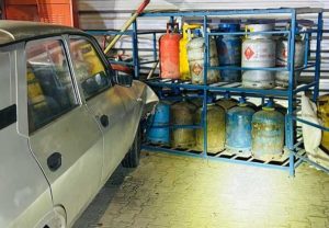 cats 1 - O șoferiță beată a intrat cu mașina într-un rastel cu butelii dintr-o stație de carburanți