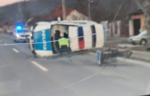 doi politisti au fost raniti in urma unui accident in otelu rosu soferul a intrat cu masina intr un cap de pod 953508 - Autospecială de Poliție răsturnată! Doi agenți au ajuns la spital