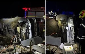 accident noaptea pompieri - Un bătrân de 74 de ani s-a urcat beat la volan şi a intrat cu maşina într-o ţeavă de gaze