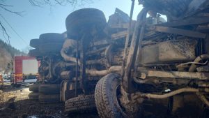 vehicul rasturnat la Rucar