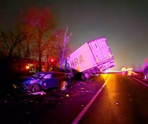 Accident între două TIR-uri și două autoturisme pe DN 6 1 accident - Accident între două TIR-uri și două autoturisme pe DN 6